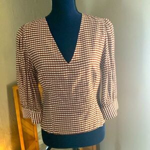 Red and white V-neck blouse with three-quarter sleeves and zipper side